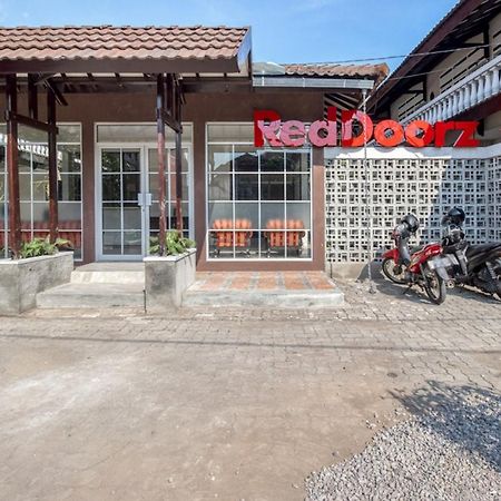 Отель Reddoorz Near Malioboro Tugu Station Jogja 2 Джокьякарта Экстерьер фото