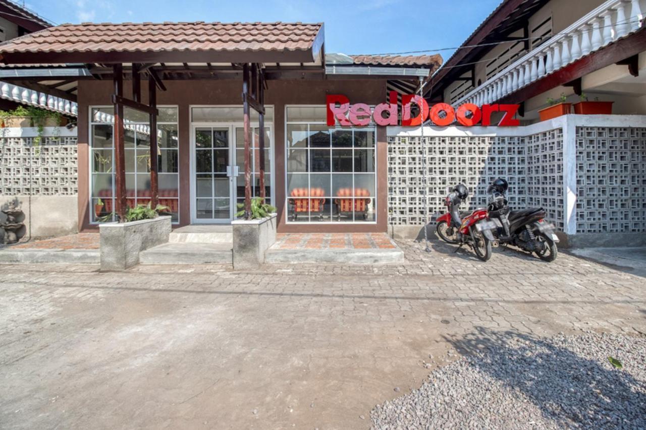 Отель Reddoorz Near Malioboro Tugu Station Jogja 2 Джокьякарта Экстерьер фото