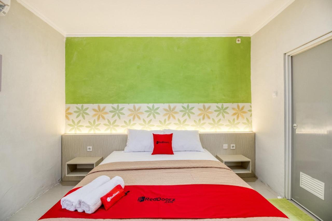 Отель Reddoorz Near Malioboro Tugu Station Jogja 2 Джокьякарта Экстерьер фото