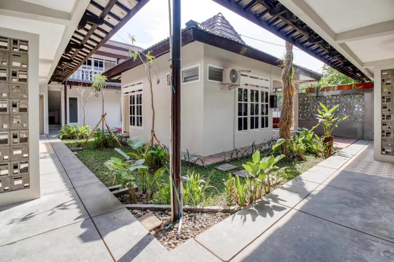 Отель Reddoorz Near Malioboro Tugu Station Jogja 2 Джокьякарта Экстерьер фото