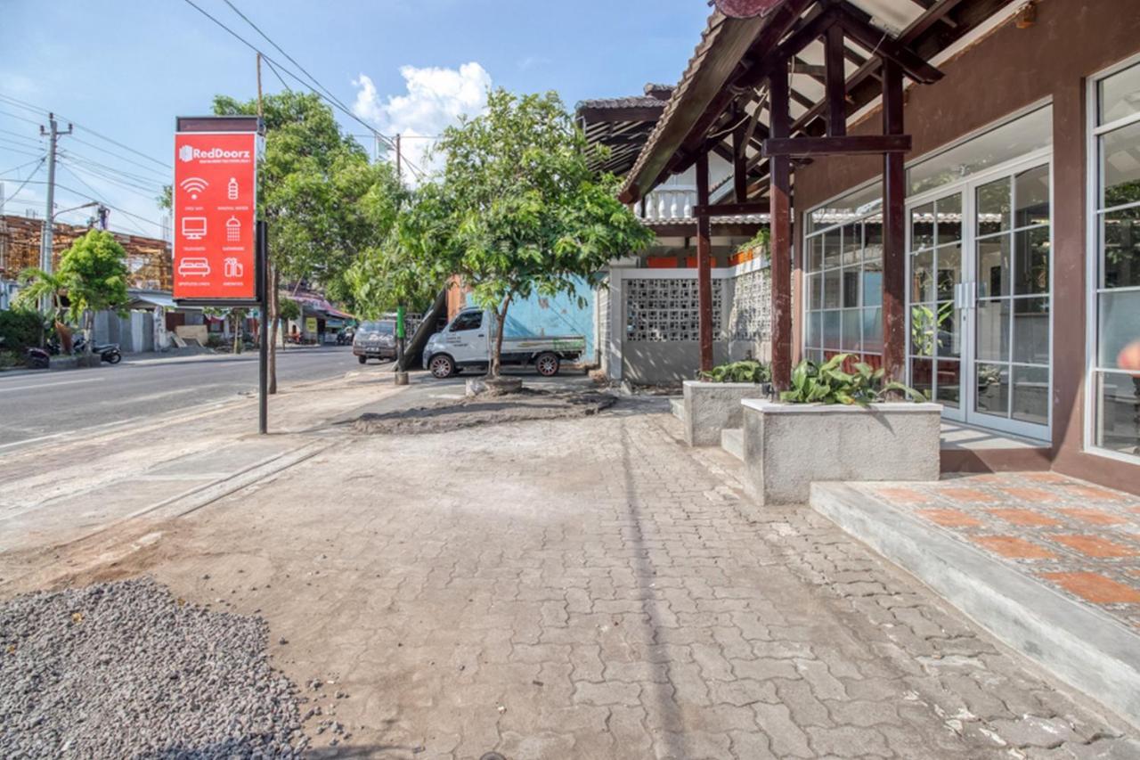 Отель Reddoorz Near Malioboro Tugu Station Jogja 2 Джокьякарта Экстерьер фото